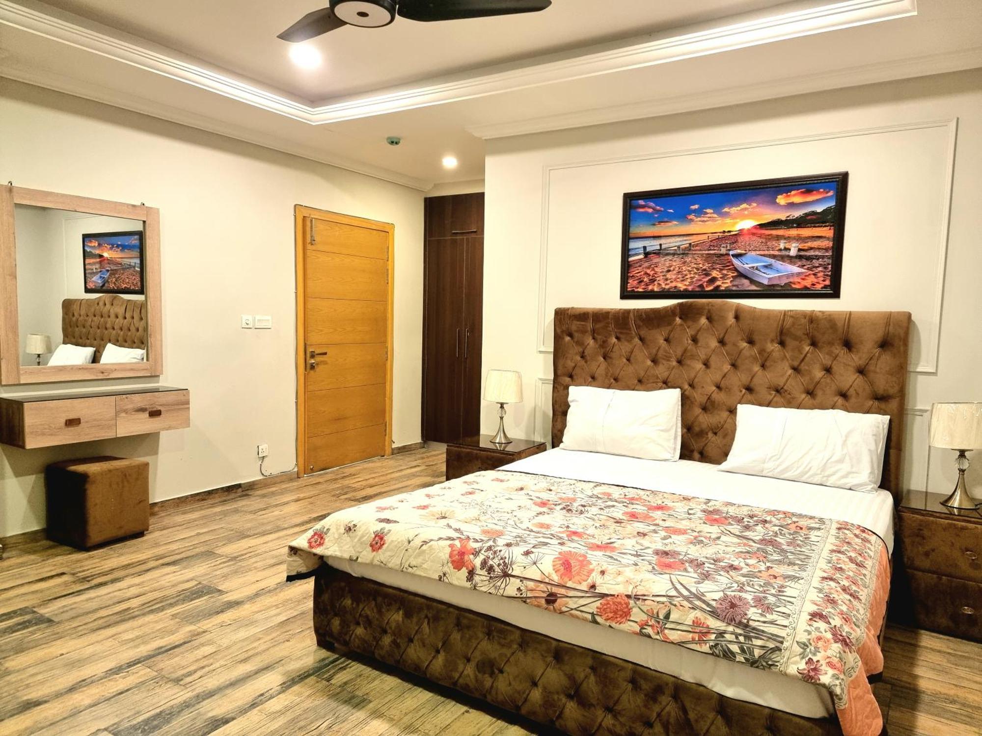 The Millenial Apartments & Suites Bahria Town Равалпинди Стая снимка