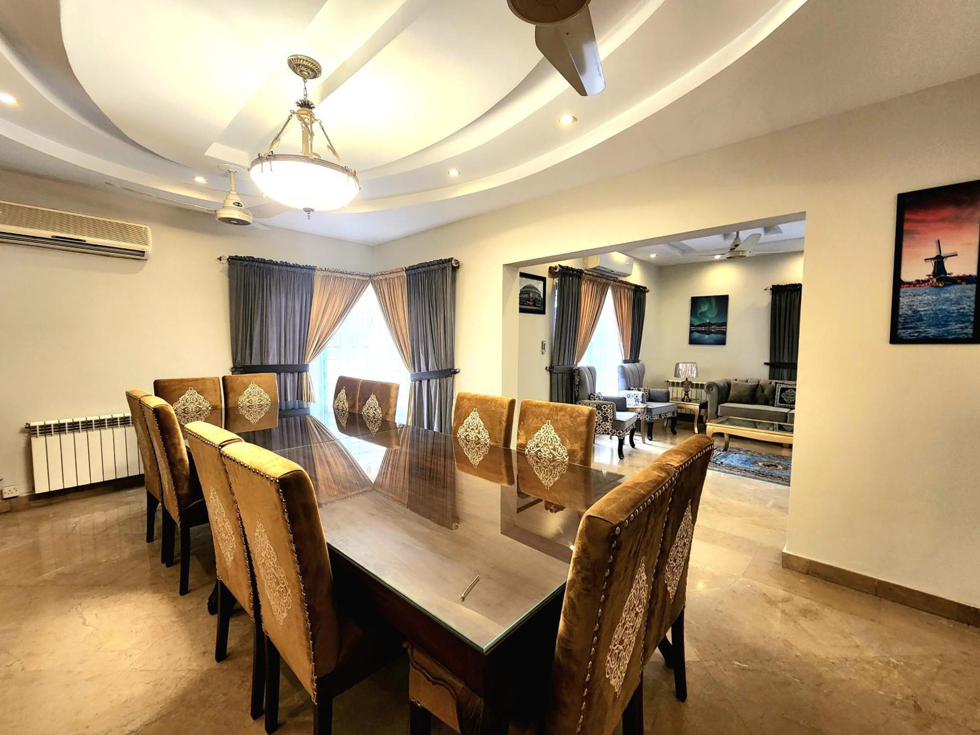 The Millenial Apartments & Suites Bahria Town Равалпинди Стая снимка